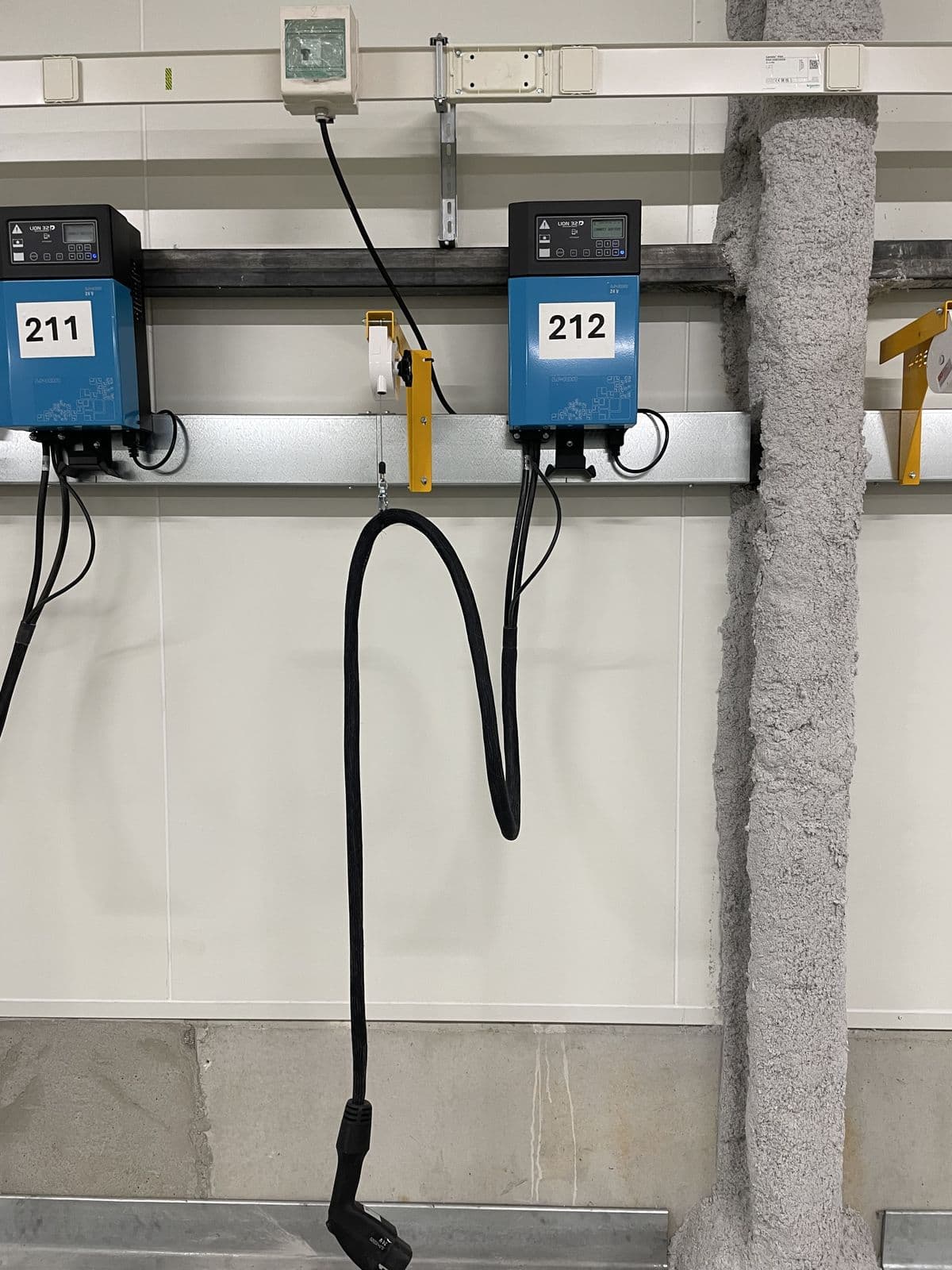 Détail installation BATTECH chargeurs 211 et 212 avec équerres murales et rappels de câble