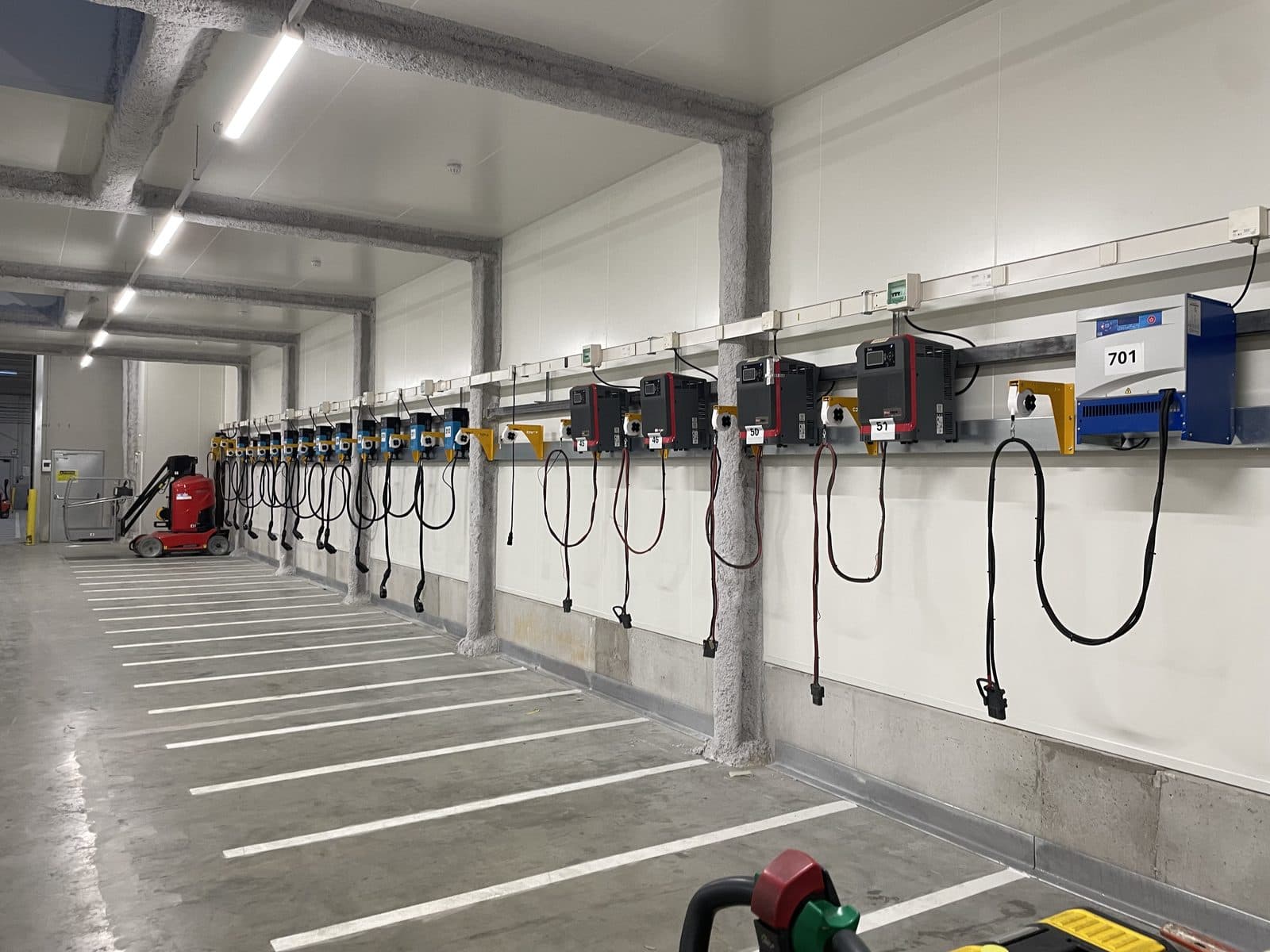 Salle de charge BATTECH avec alignement chargeurs et postes batteries chariots élévateurs