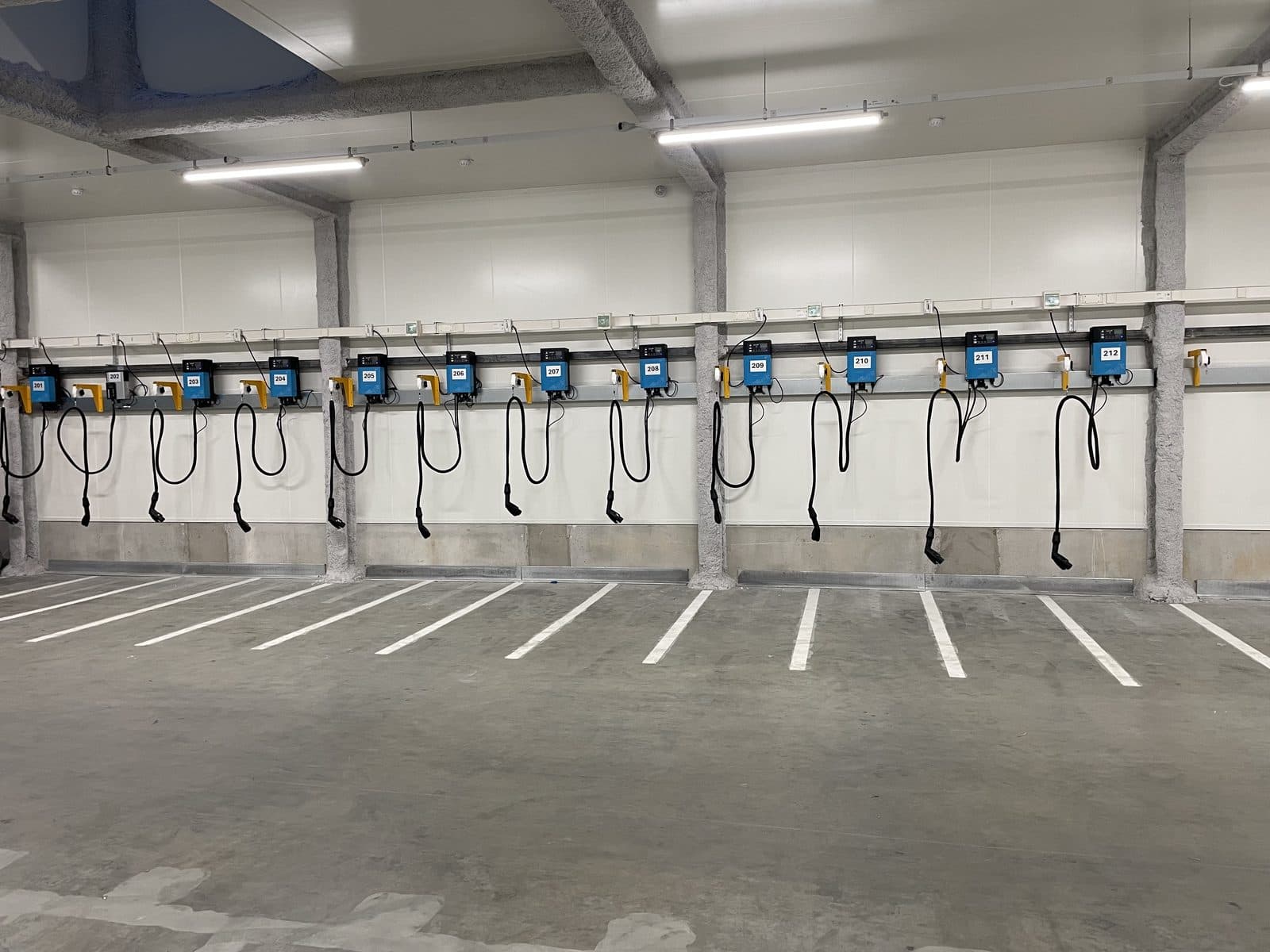 Vue d'ensemble salle de charge BATTECH avec alignement complet des postes